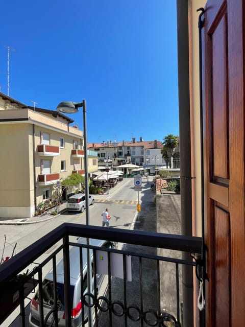 Property building, Neighbourhood, Balcony/Terrace, Balcony/Terrace, Street view