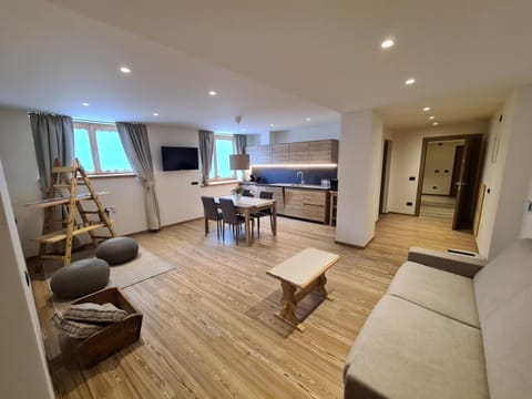 TV and multimedia, Kitchen or kitchenette, Living room, Seating area