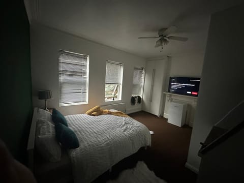 Bed, TV and multimedia, Photo of the whole room, Bedroom, fireplace