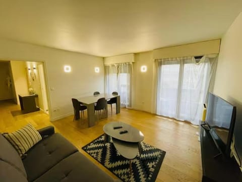 Communal lounge/ TV room, TV and multimedia, Seating area, Dining area