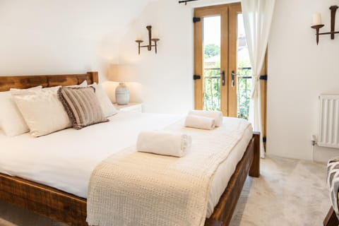 Bed, Bedroom, towels