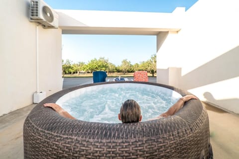 Property building, Day, People, Natural landscape, Hot Tub, Garden view, Pool view, children, Open Air Bath