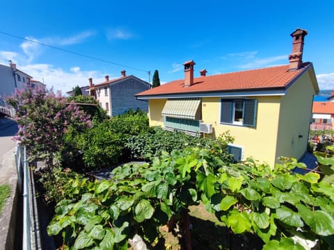 Property building, Spring, Day, Neighbourhood, Street view