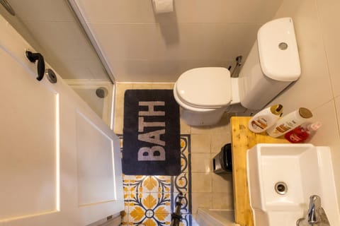 Ensuite budget twin room at quiet and friendly townhouse Bed and Breakfast in Sliema