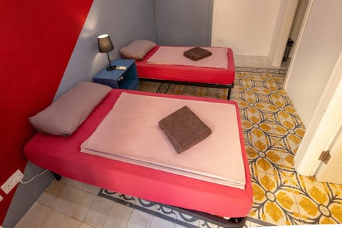 Ensuite budget twin room at quiet and friendly townhouse Bed and Breakfast in Sliema