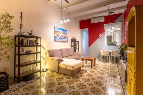 Ensuite budget twin room at quiet and friendly townhouse Bed and Breakfast in Sliema