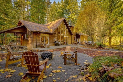 Brokenbridge Pond House in Mount Hood Village