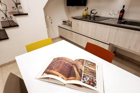 TV and multimedia, Kitchen or kitchenette, Living room, Seating area