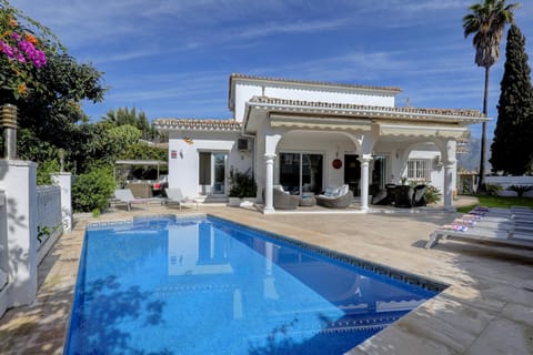 Property building, Garden, Garden view, Swimming pool, sunbed