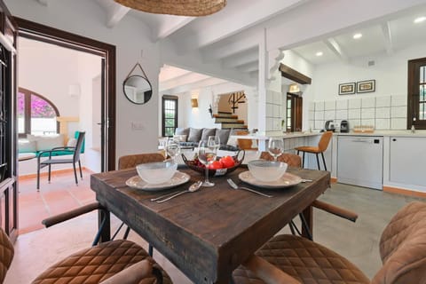 Kitchen or kitchenette, Seating area, Dining area