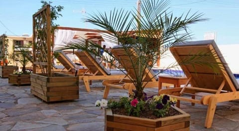 Swimming pool, sunbed