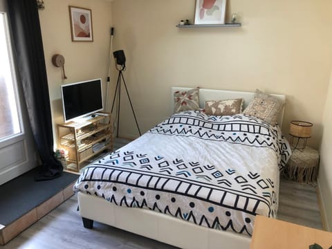 TV and multimedia, Photo of the whole room, Bedroom