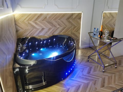 Hot Tub, Bedroom, Drinks, towels