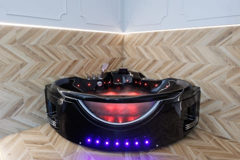 Hot Tub, Seating area, Bath, towels