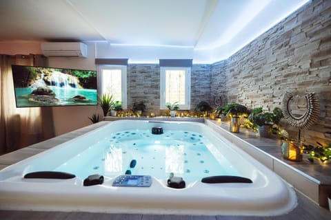 Natural landscape, Hot Tub, TV and multimedia, Breakfast
