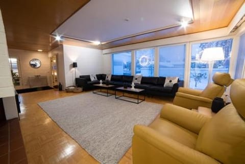 Villa Mänty 200 m2 Arkkitehdin suunnittelema kaupunkikoti Rauhallinen sijainti, Sauna, ilmainen pysäköinti Villa in Finland