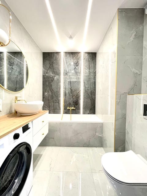 Bathroom, Bath, towels, washing machine, dryer