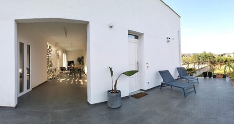 Property building, Patio, Day, Balcony/Terrace