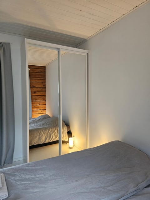 Rauhallinen asunto maalla, navetan päädyssä. Apartment in Finland