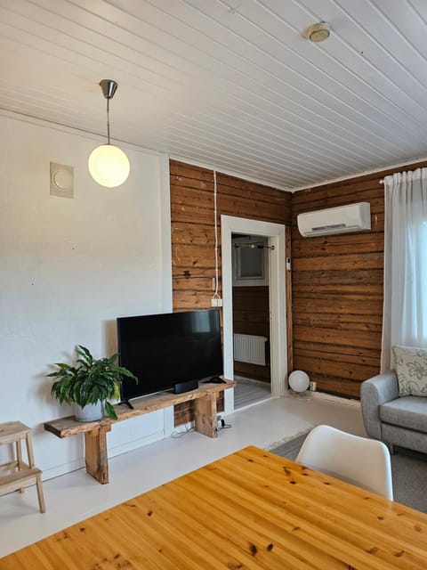 Rauhallinen asunto maalla, navetan päädyssä. Apartment in Finland