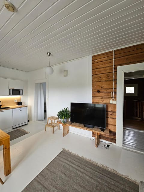 Rauhallinen asunto maalla, navetan päädyssä. Apartment in Finland