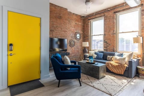 CHEETAH Venture out on your Cincinnati Safari Apartment in Over The Rhine