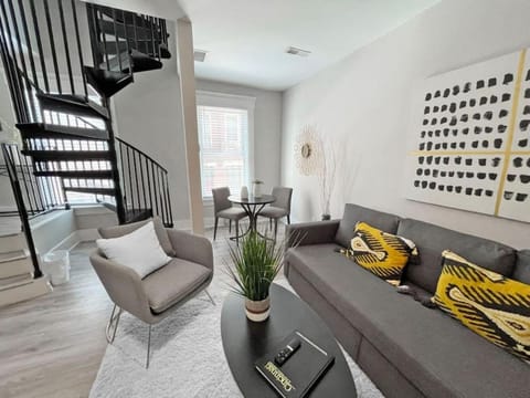 Full Building Huge Downtown Retreat Walkable to Everything House in Over The Rhine