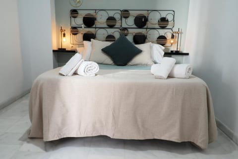 Bed, Bedroom, towels