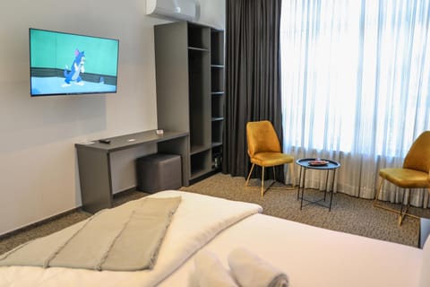 Bed, TV and multimedia, Photo of the whole room, Seating area, Bedroom
