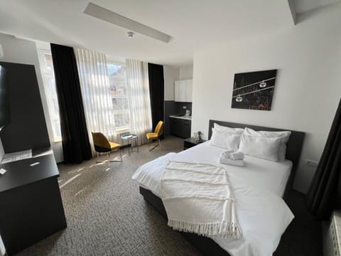 Bed, TV and multimedia, Living room, Photo of the whole room, Seating area, Bedroom