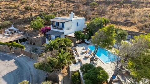 Property building, Day, Natural landscape, Bird's eye view, Mountain view, Pool view, Swimming pool, sunbed