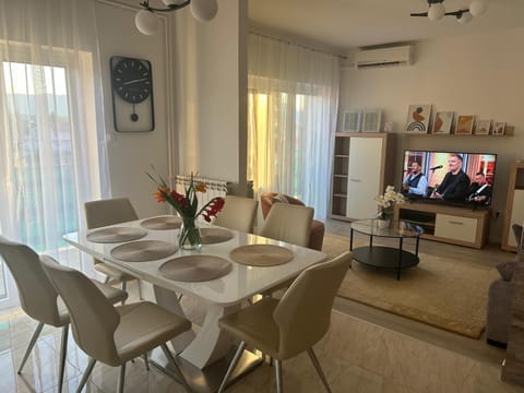 TV and multimedia, Living room, Seating area, Dining area