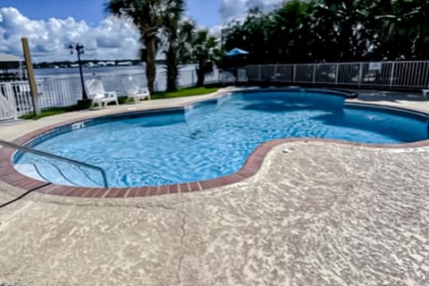 The Landing 102 Apartment in West Beach