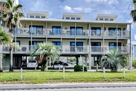The Landing 102 Apartment in West Beach