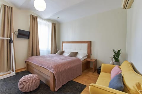 Bed, TV and multimedia, Living room, Seating area, Bedroom