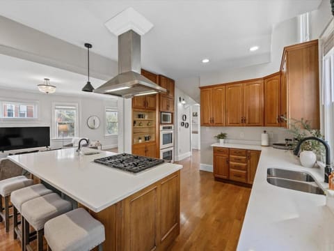 Deluxe 6 Bedroom 3 Min to Downtown w 2-car Driveway House in Over The Rhine