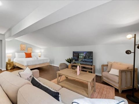 Studio steps to Soccer and OTR and Downtown Apartment in Over The Rhine