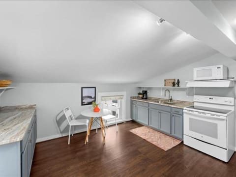 Studio steps to Soccer and OTR and Downtown Apartment in Over The Rhine