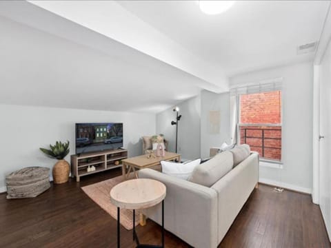 Studio steps to Soccer and OTR and Downtown Apartment in Over The Rhine