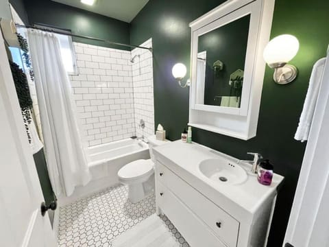 Walk to Rhinegeist, Findlay Market, FREE Streetcar Apartment in Over The Rhine