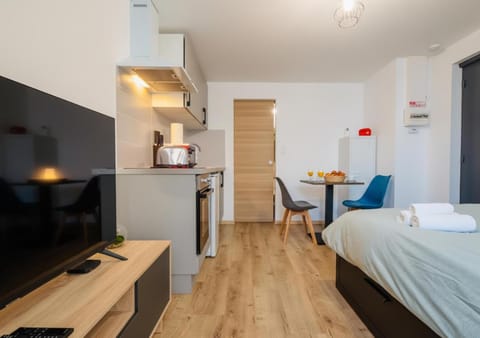 Bed, TV and multimedia, Photo of the whole room, Seating area, Dining area, Bedroom, minibar, oven, kitchen