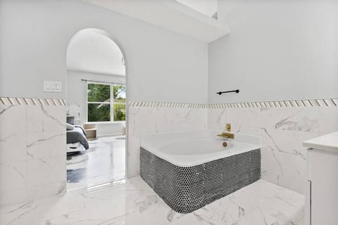 Coastal Retreat - Roomy, Relaxing, Heated Pool House in Palm Coast