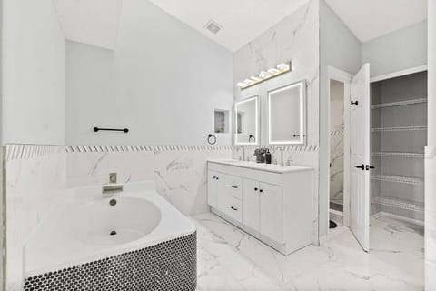 Coastal Retreat - Roomy, Relaxing, Heated Pool House in Palm Coast