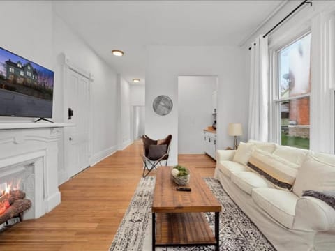 Cozy 1BR Near Zoo, UC, OTR, Downtown Apartment in Cincinnati