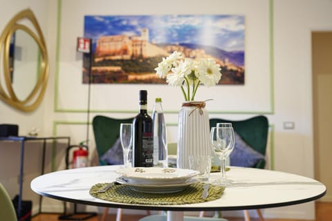 Living room, Food and drinks, Seating area, Dining area