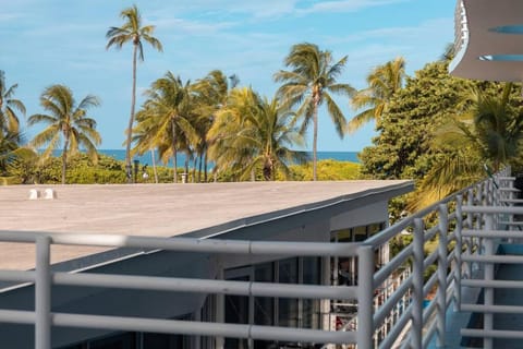 King bed Rooftop Suite Ocean Dr C304 Apartment in Flamingo Lummus