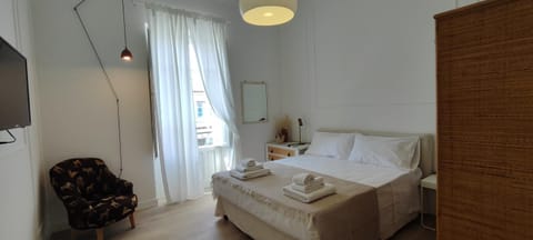 Bed, TV and multimedia, Photo of the whole room, Bedroom, towels, wardrobe