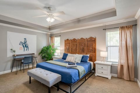 8min Texas A&M 1 King Beds firepit GriddleGrill House in College Station