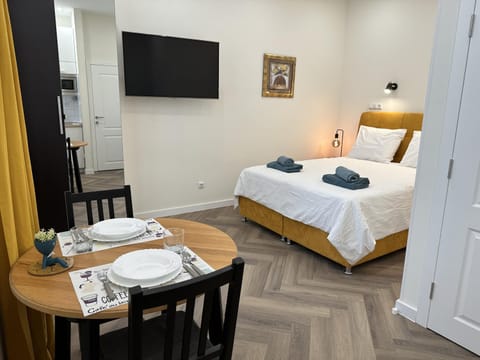 Bed, TV and multimedia, Living room, Photo of the whole room, Seating area, Dining area, Bedroom, hair dresser, wardrobe