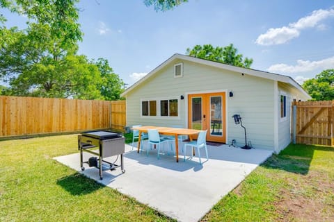 2 Kings Hot Tub Modern Cottage Hill Country House in Blanco